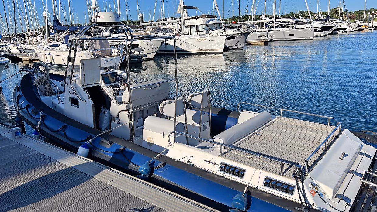 Tracking customers boats